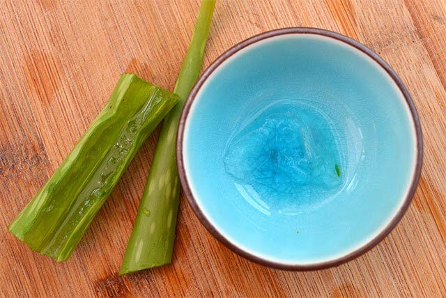 Use herbs, flowers, and plant extracts to make handmade and natural beauty products #beauty How to use homegrown plants and flowers to make beauty products