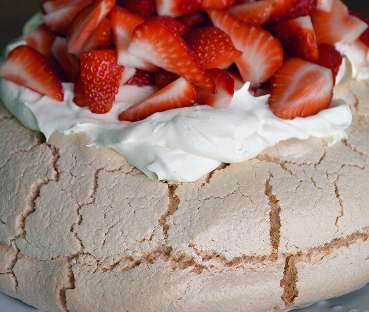 Easy recipe for light-as-air Pavlova with fresh cream, Strawberries and Raspberries